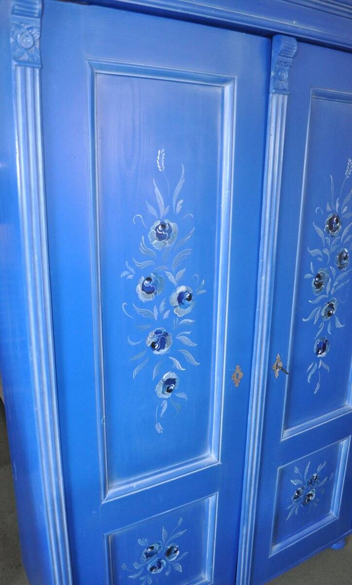 Armoire double en bois peint bleu moyen, portes à motifs floraux peints à la main