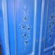 Armoire double en bois peint bleu moyen, portes à motifs floraux peints à la main