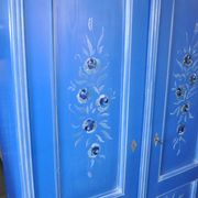 Armoire double en bois peint bleu moyen, portes à motifs floraux peints à la main
