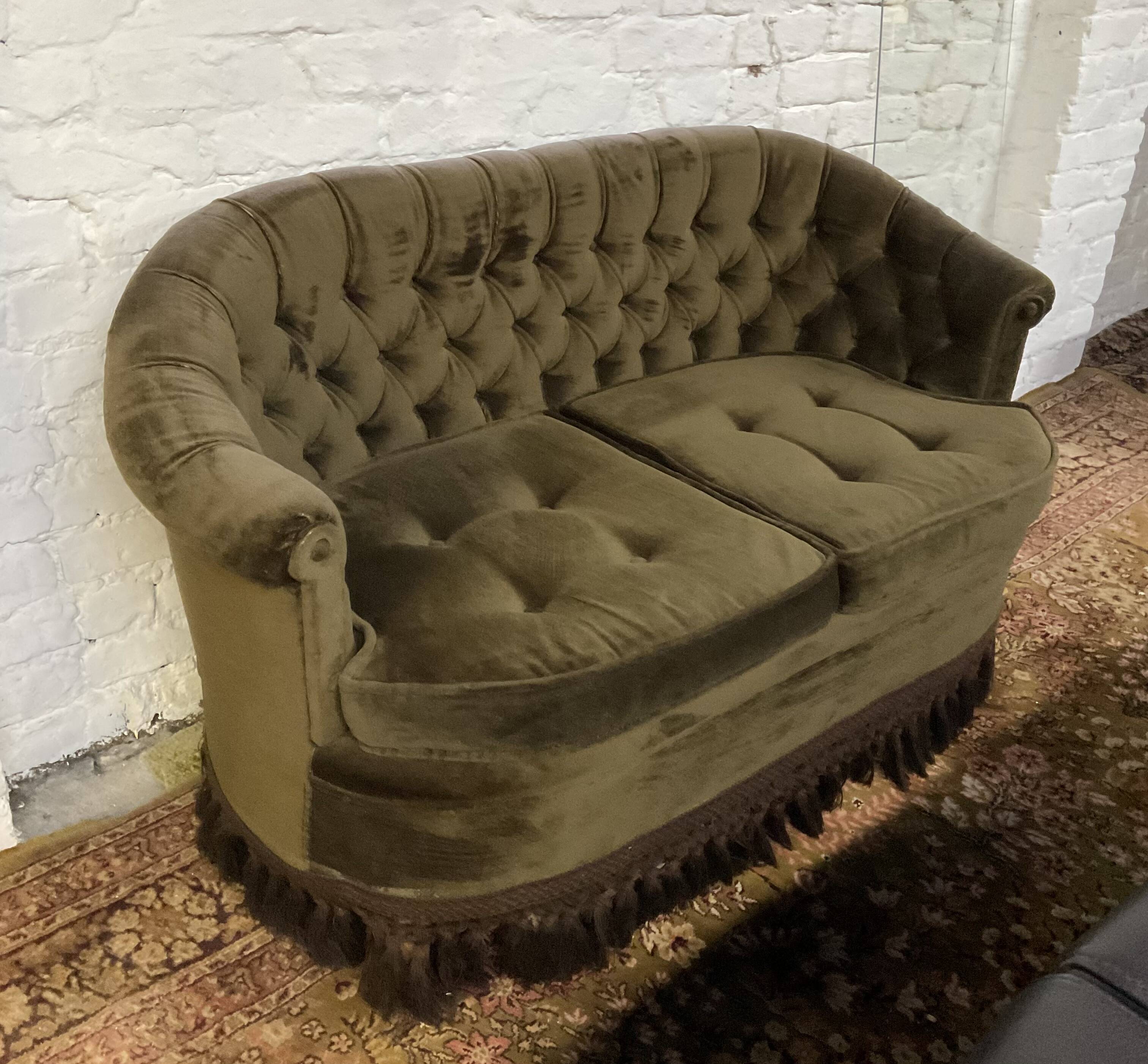Vintage toad sofa from the 50s-60s in green velvet