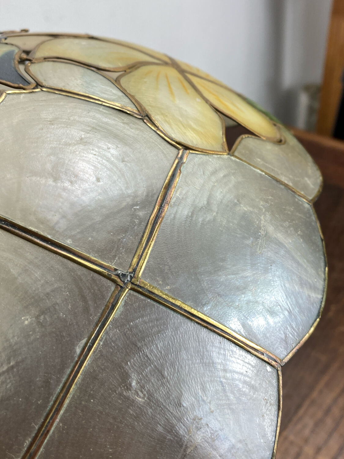 Pendant light, chandelier in mother-of-pearl and brass