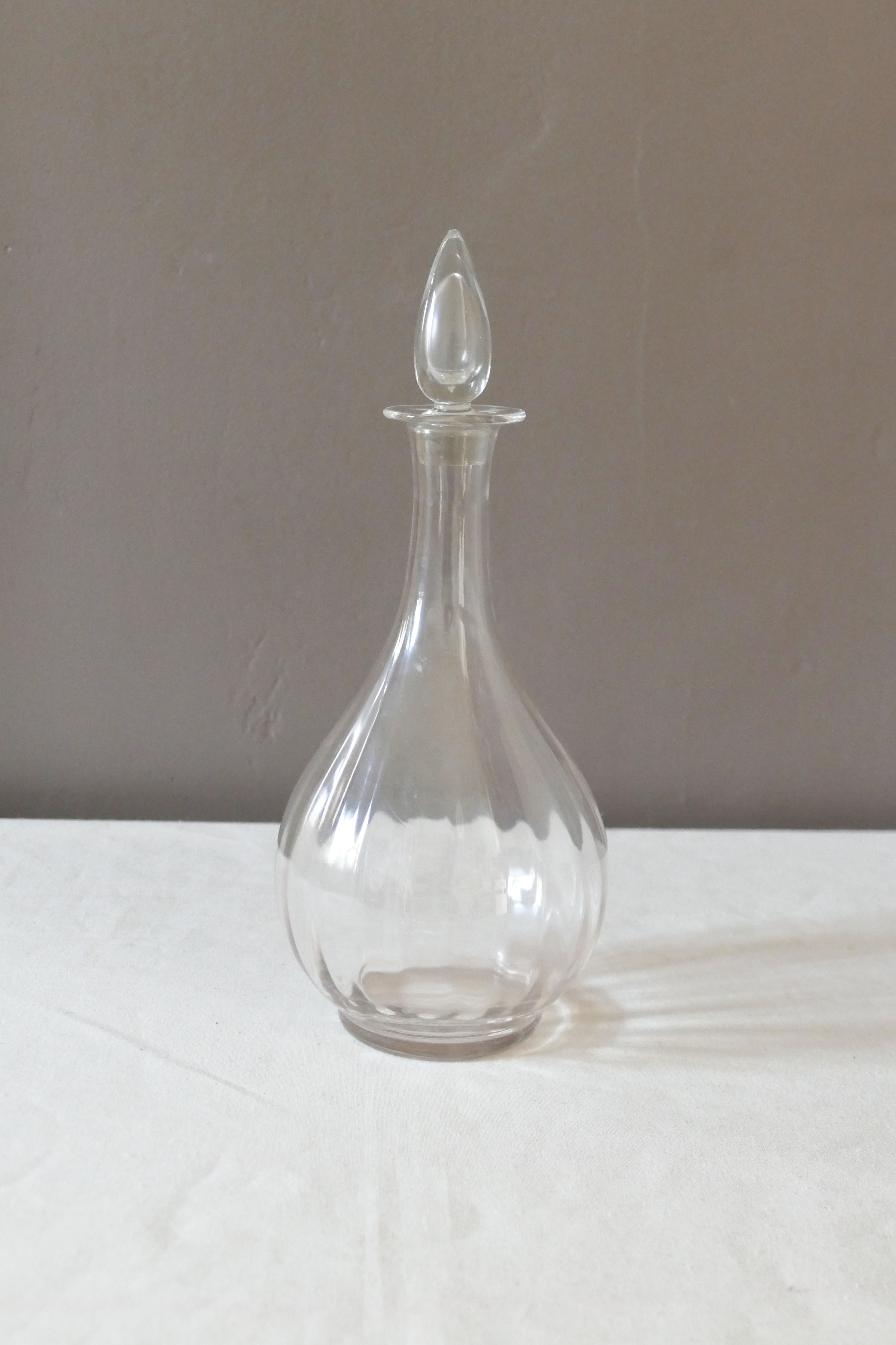 Vintage glass sweet decanter for a chic and modern oval shaped decoration