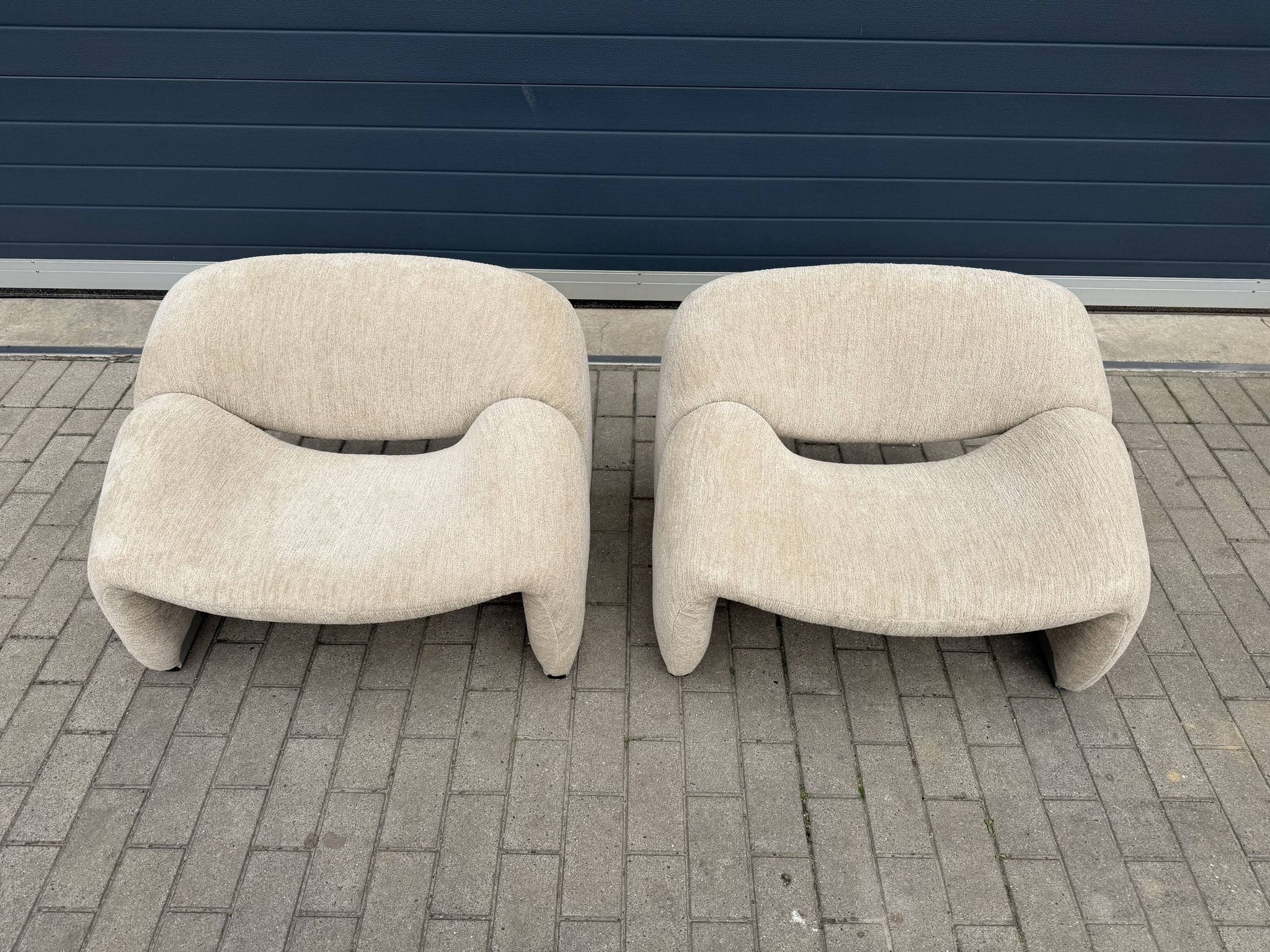 2x Artifort Groovy F598 Pierre Paulin, Pierre Frey: Chenille Igor (Sable)
