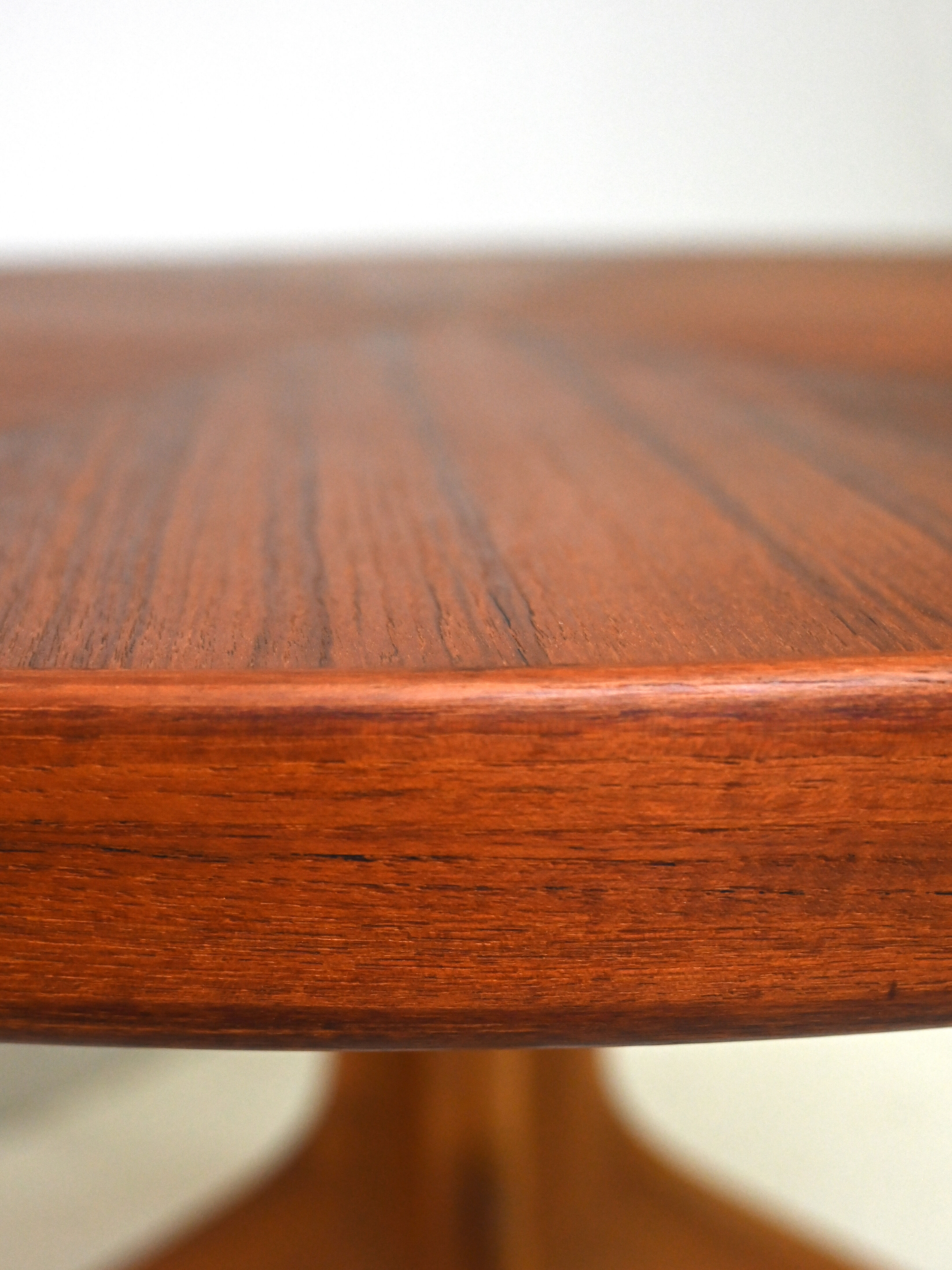 Scandinavian extending table by David Rosen