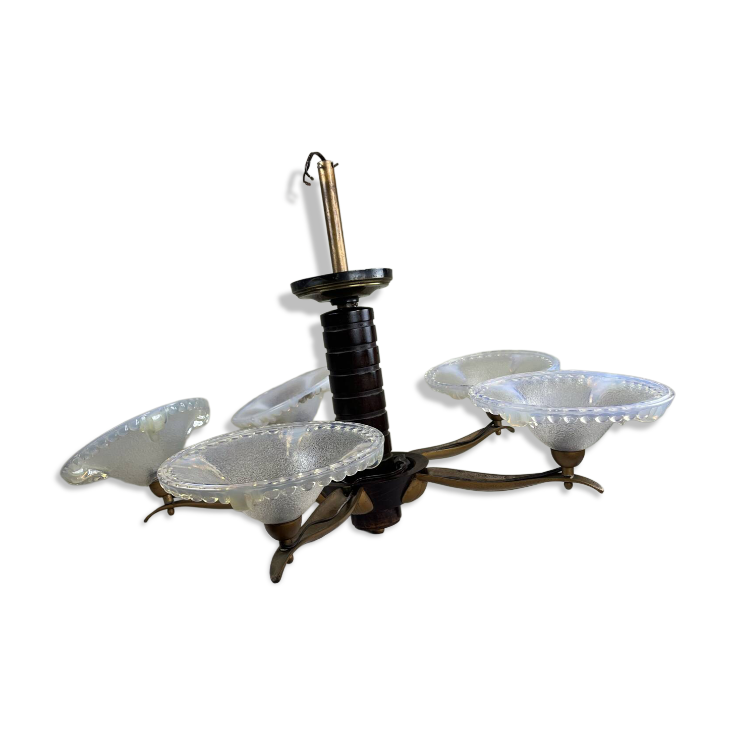 Lustre moderniste français en bois, laiton et verres opalescents