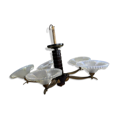 Lustre moderniste français en bois, laiton et verres opalescents