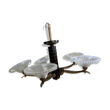 Lustre moderniste français en bois, laiton et verres opalescents