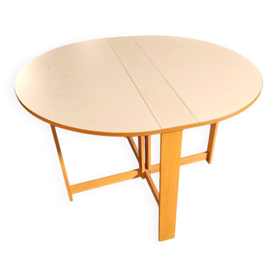 Table à manger pliante scandinave vintage avec rallonges latérales. Le plateau ovale est