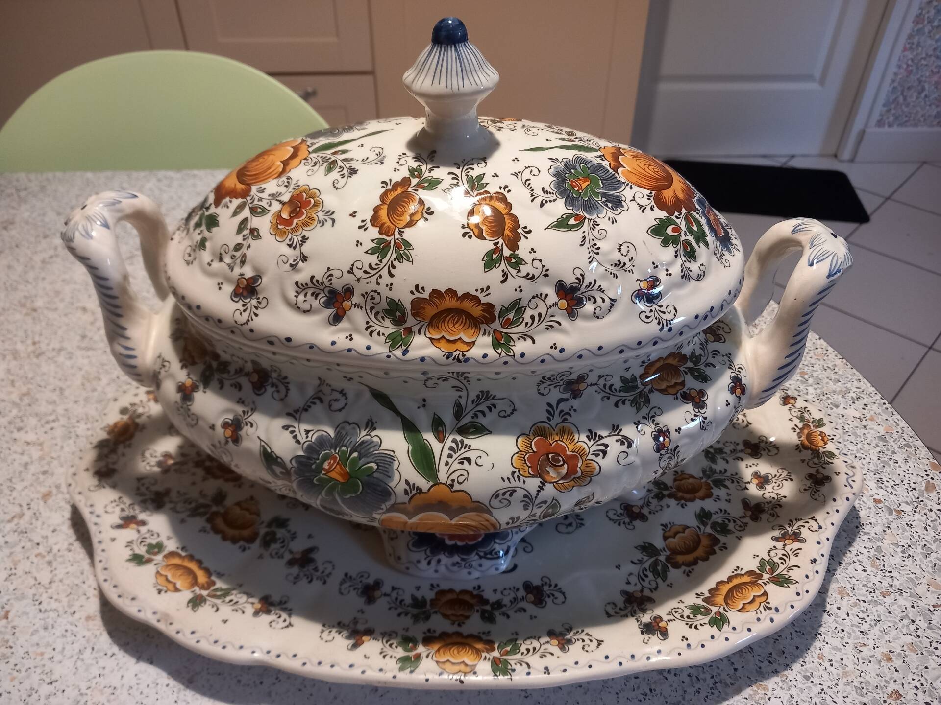 Soup tureen