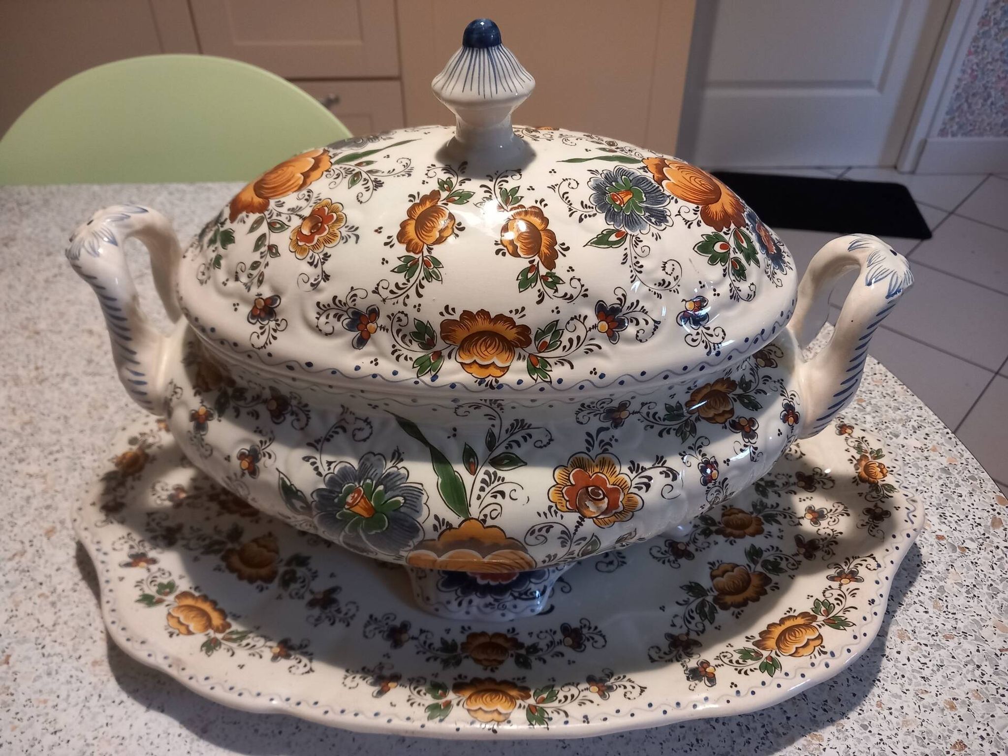 Soup tureen