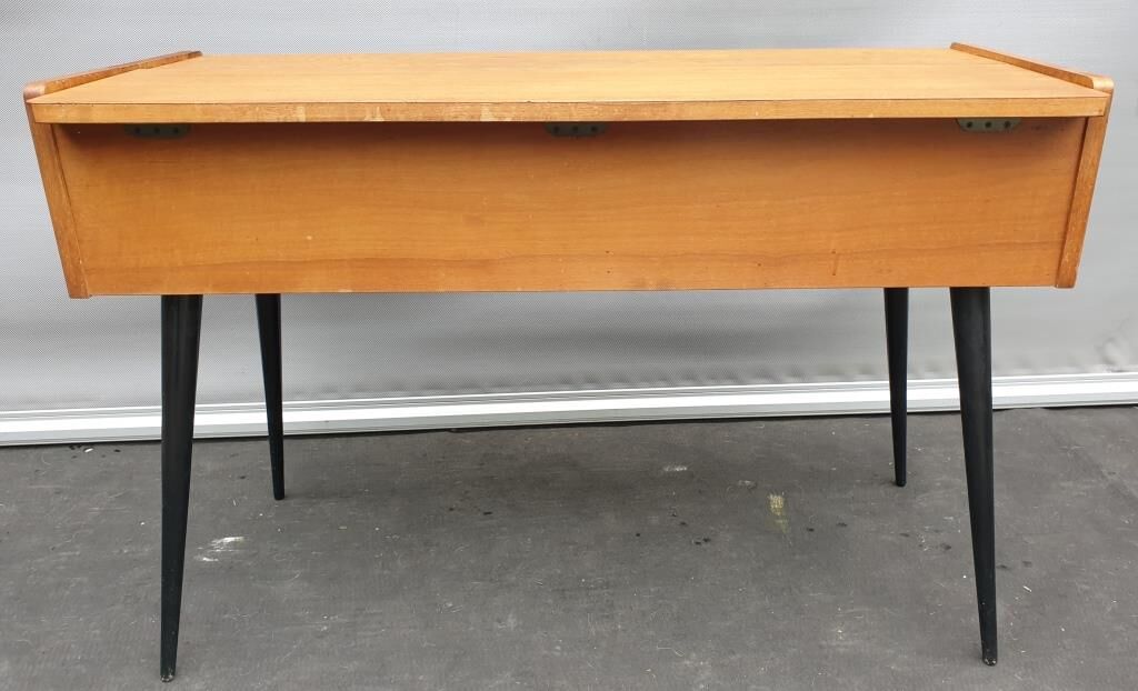 Console serves Singer Scandinavian design 1960