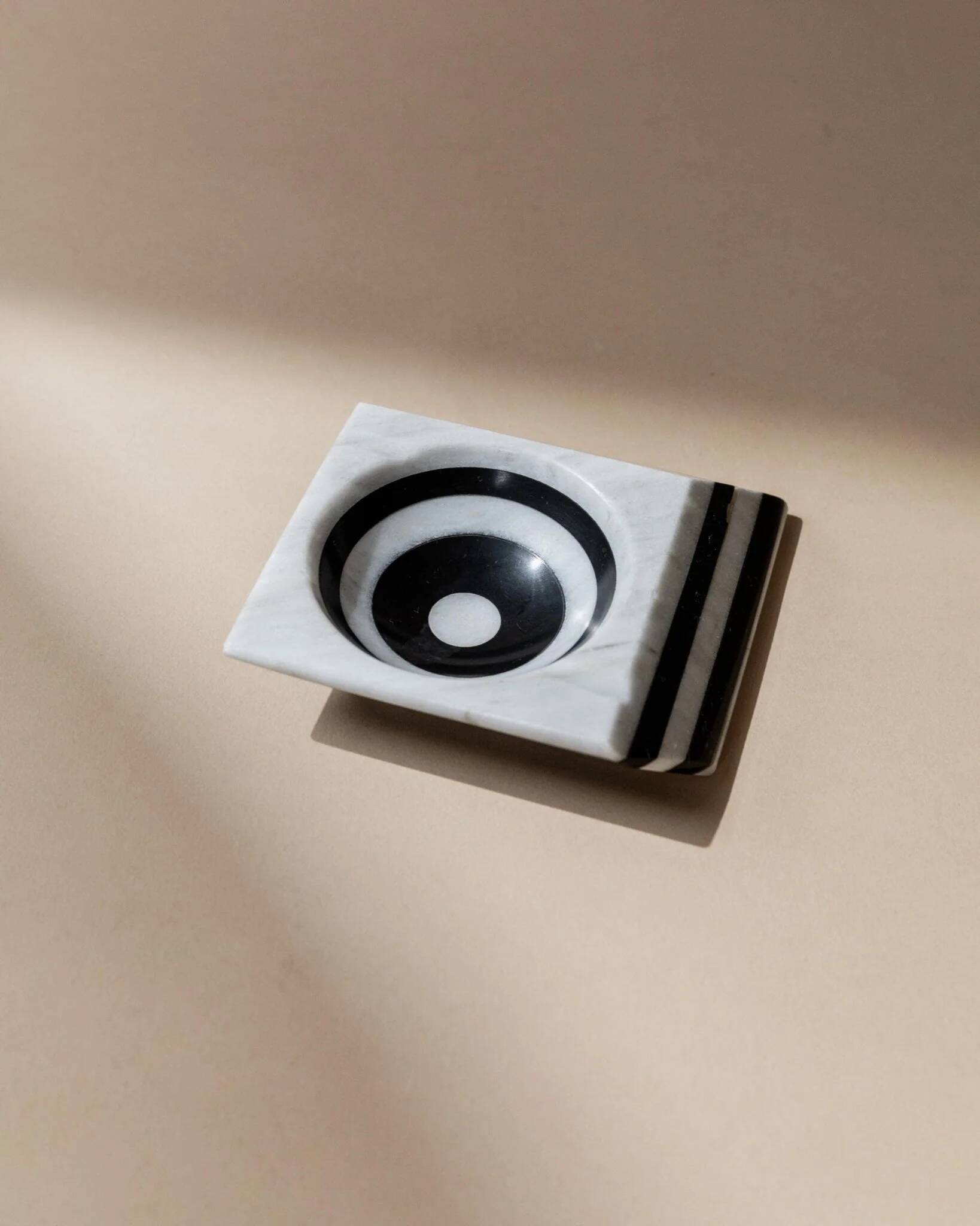 Cendrier vintage en marbre - illusion d’optique rayée noir et blanc - Art déco Italie années 1930