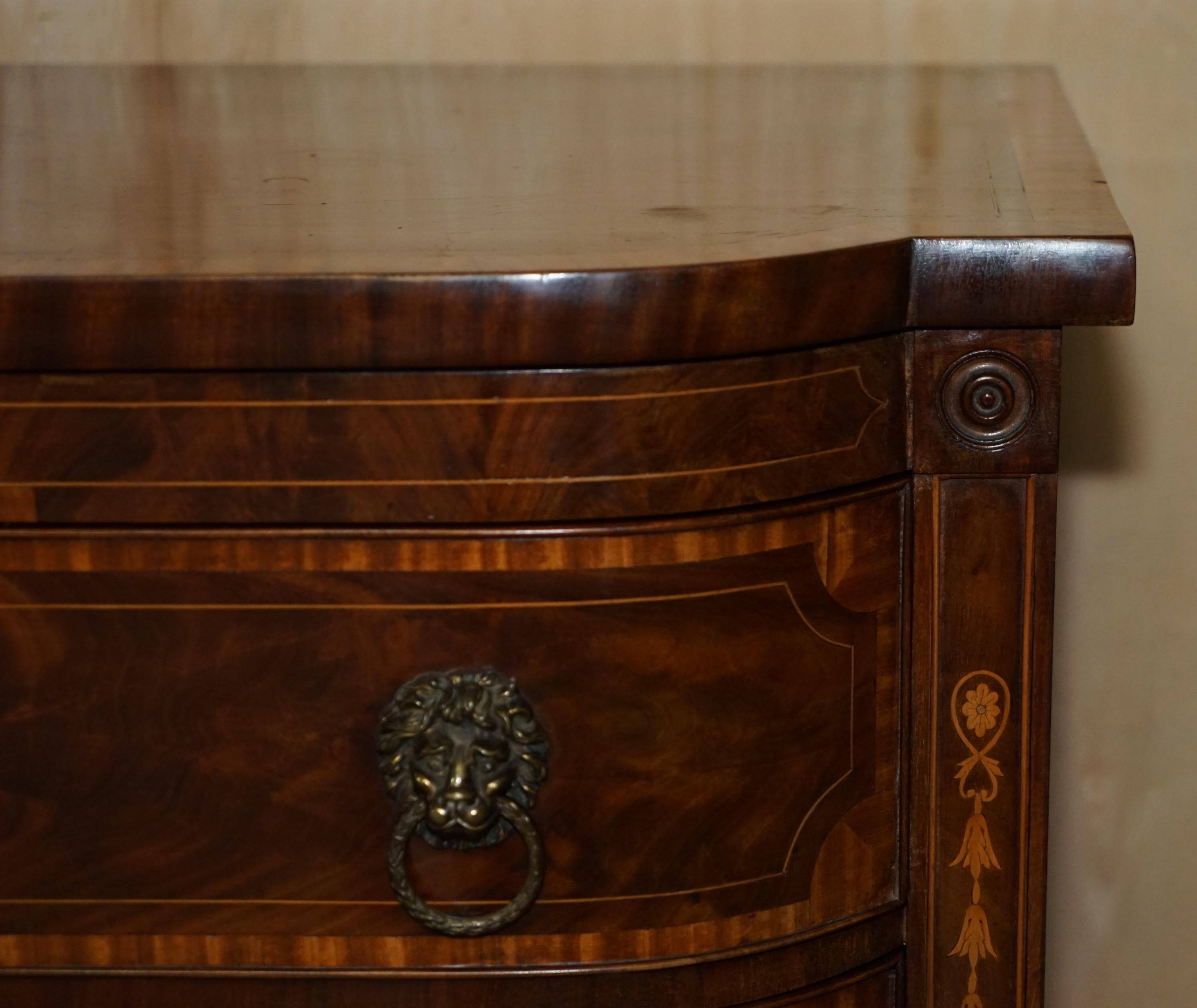 Commode Sheraton avec poignées tête de lion, 1859