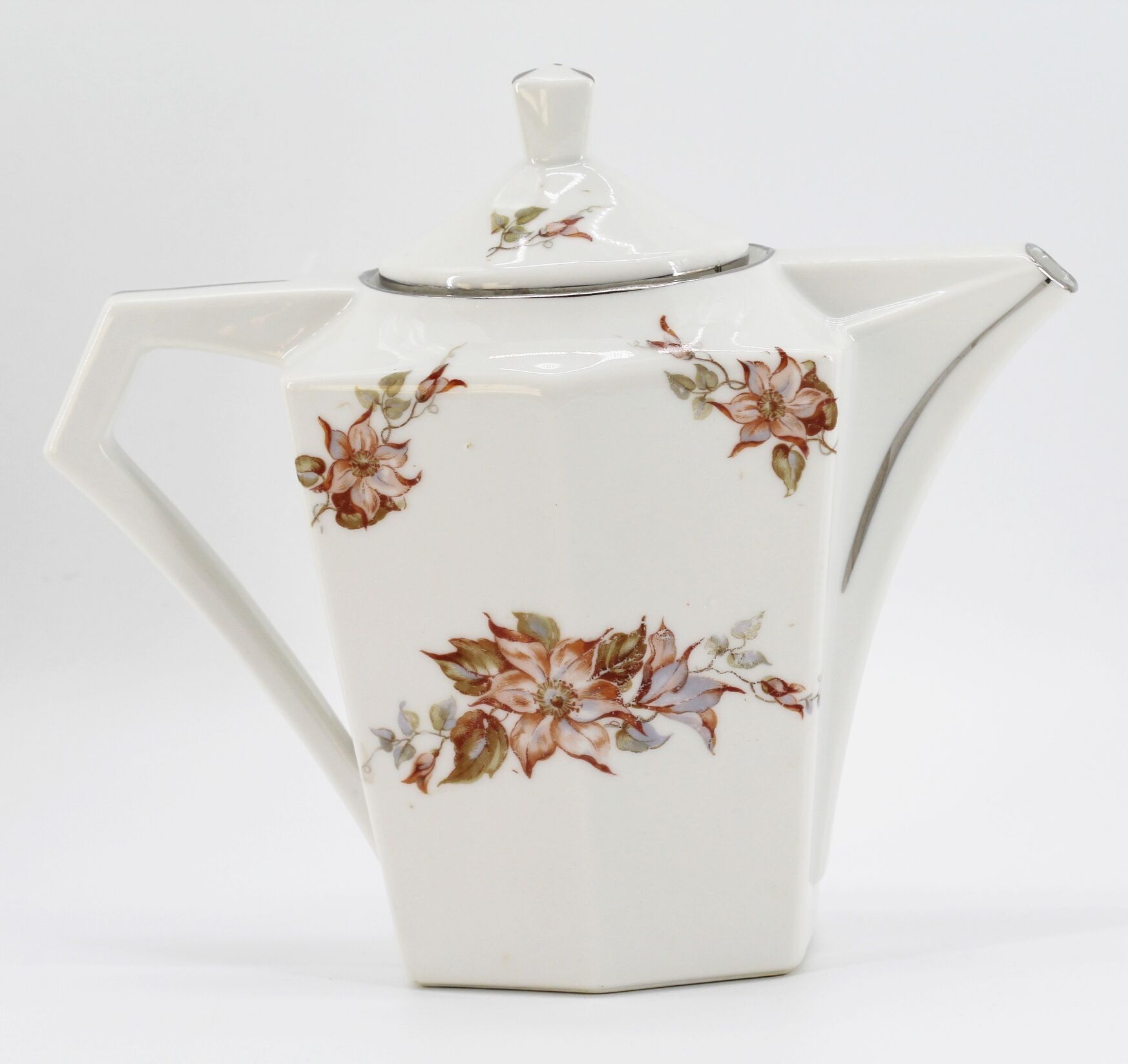 Lot teapot and sugar flowers in ancient ceramic