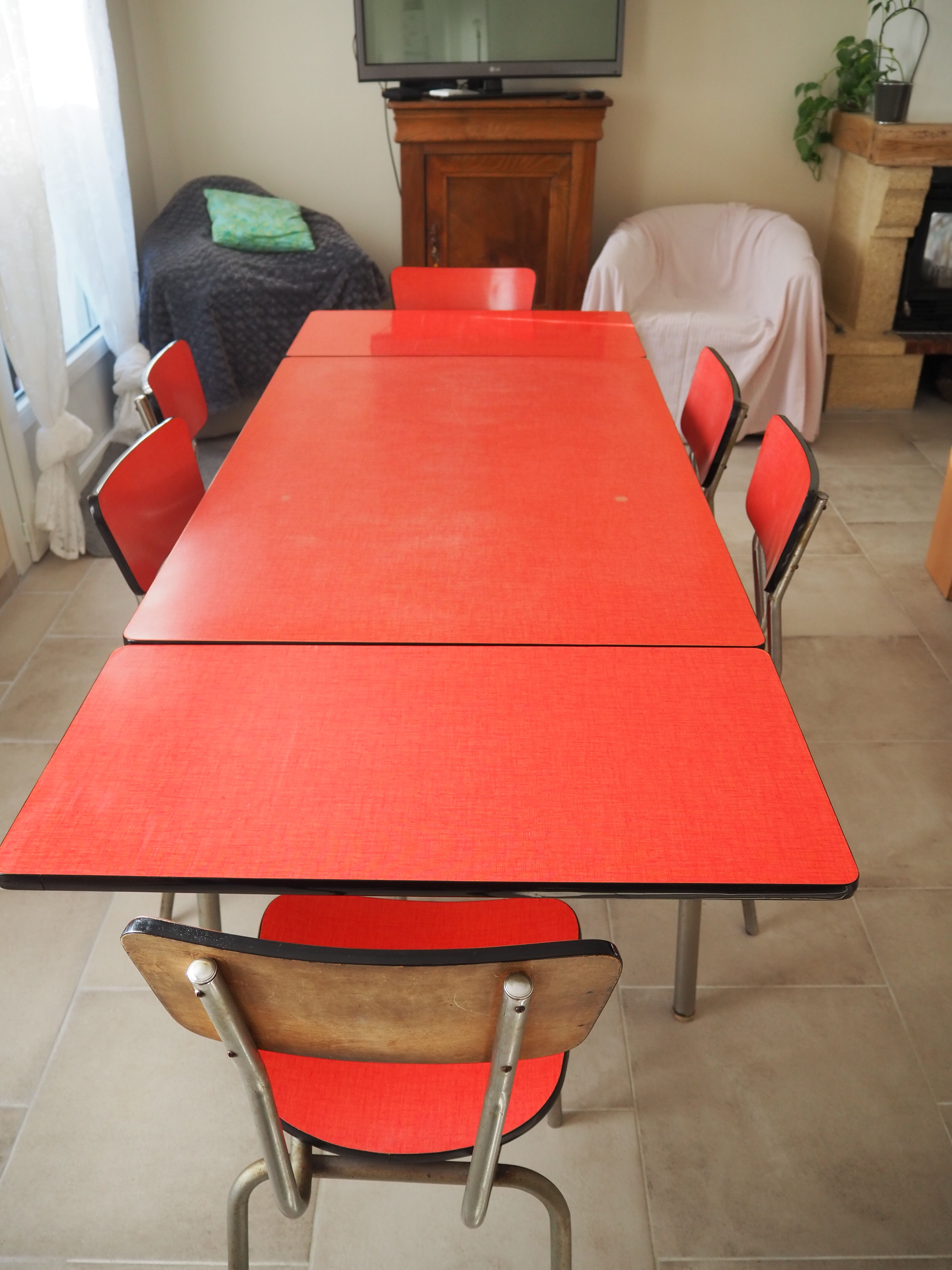 TABLE with two Italian EXTENSIONS and its 6 vintage CHAIRS of the 1970s in red color