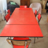 TABLE with two Italian EXTENSIONS and its 6 vintage CHAIRS of the 1970s in red color
