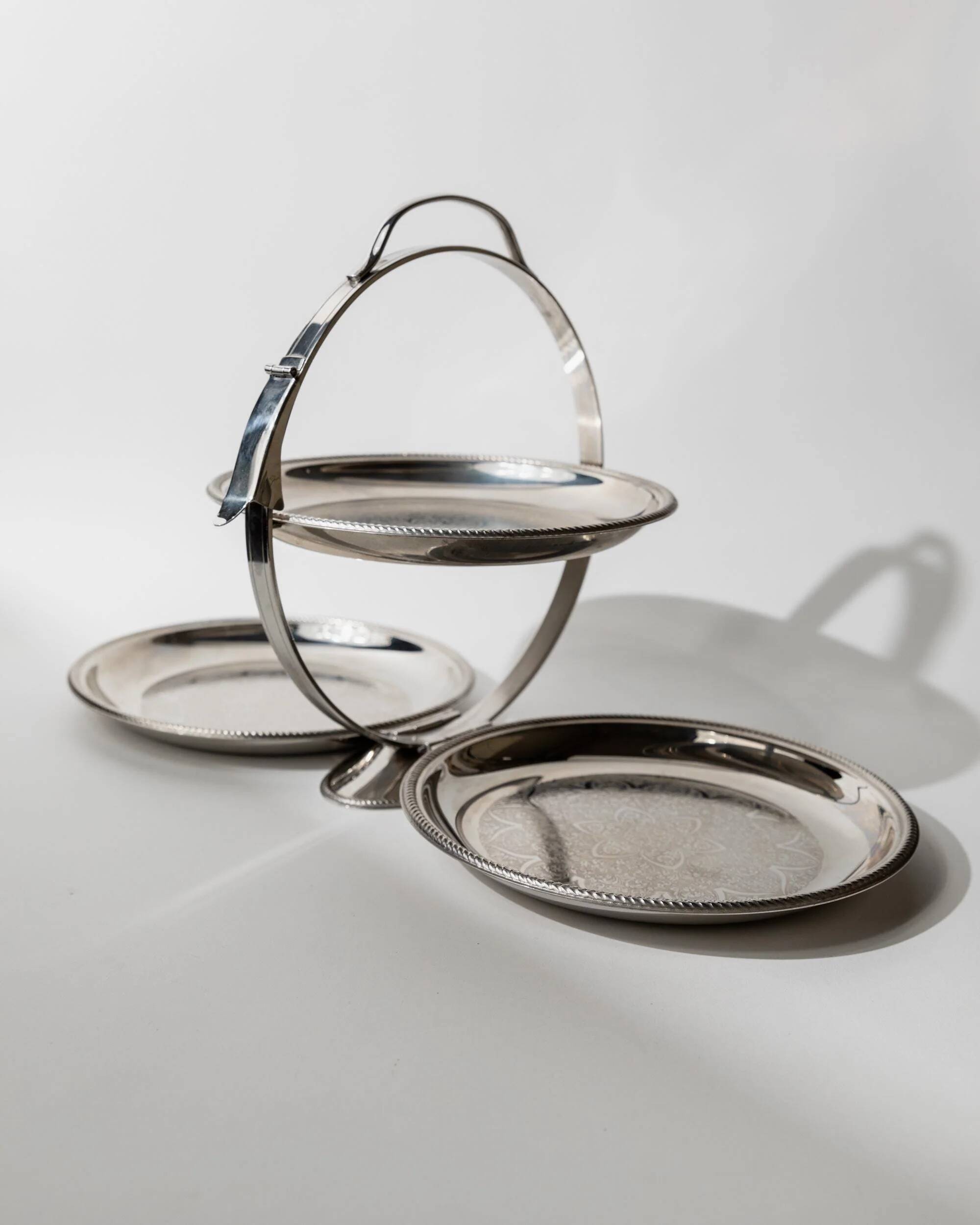 Plateau de service pliant vintage des années 1960, 3 assiettes gravées en acier inoxydable, design Carlo Alessi, série Mercury 898