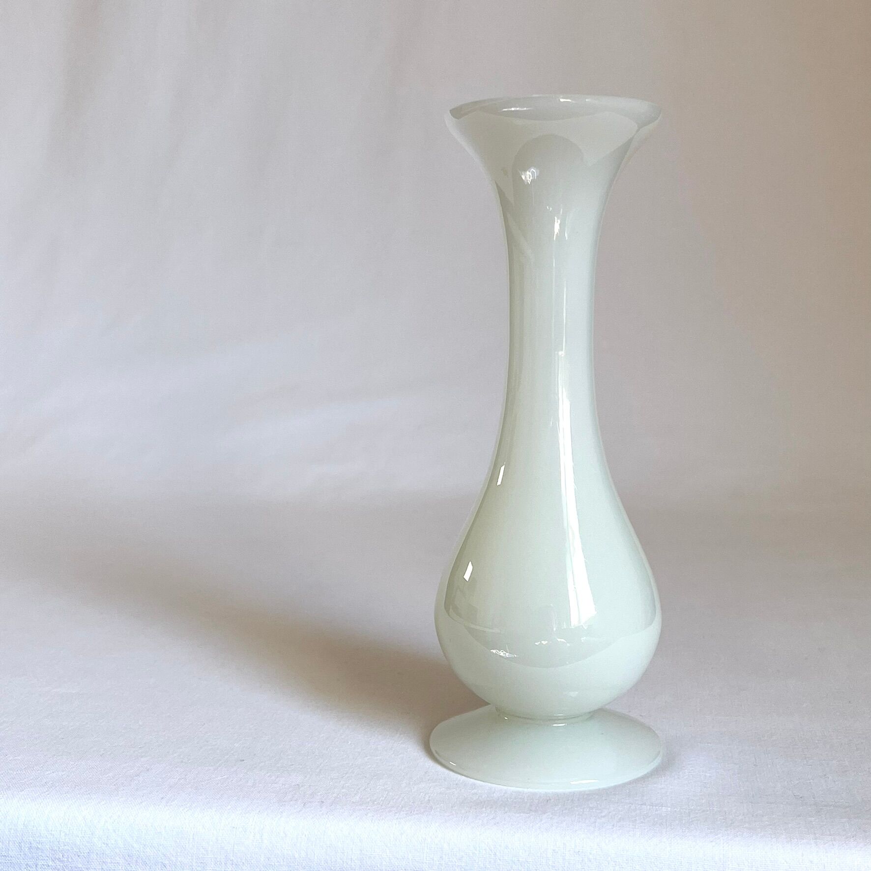 Vase soliflore opaline blanc vintage