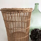 Round basket in woven wicker