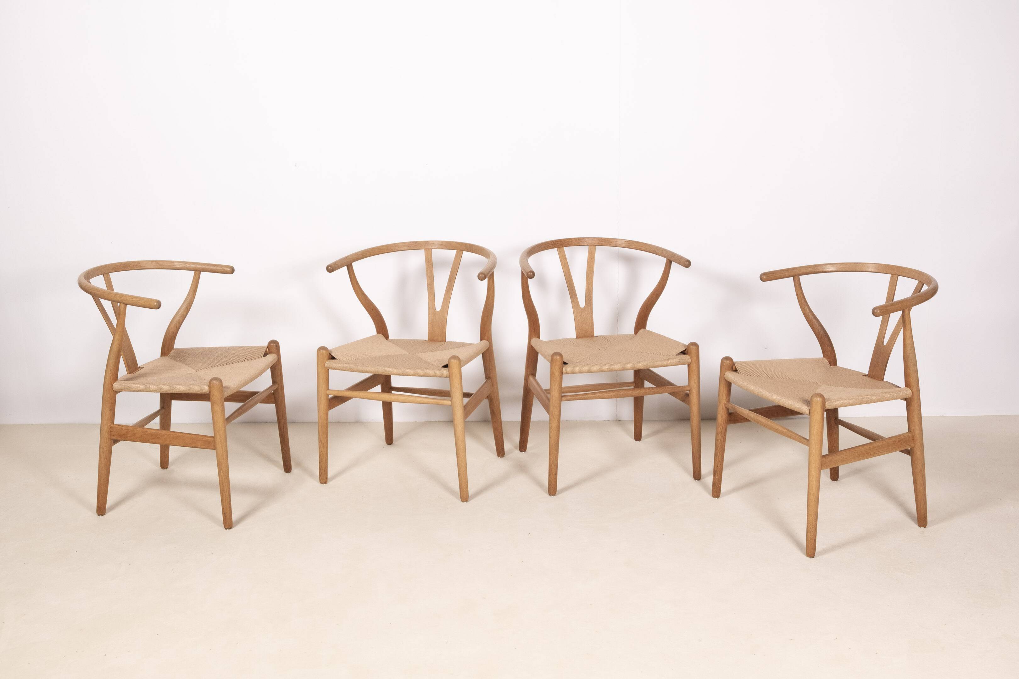 4x Chaise Wishbone CH24 de Hans J. Wegner en chêne, 1990