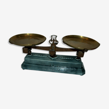 Ancienne balance émaillée bleue avec plateaux cuivre et boîte de poids