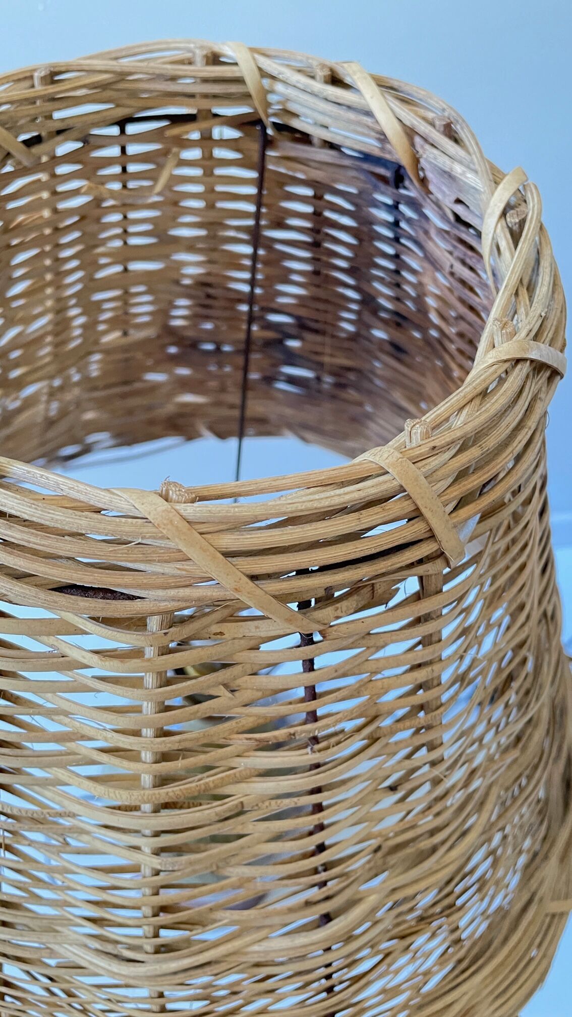 Artisanal lamp in vintage enamelled stoneware and rattan