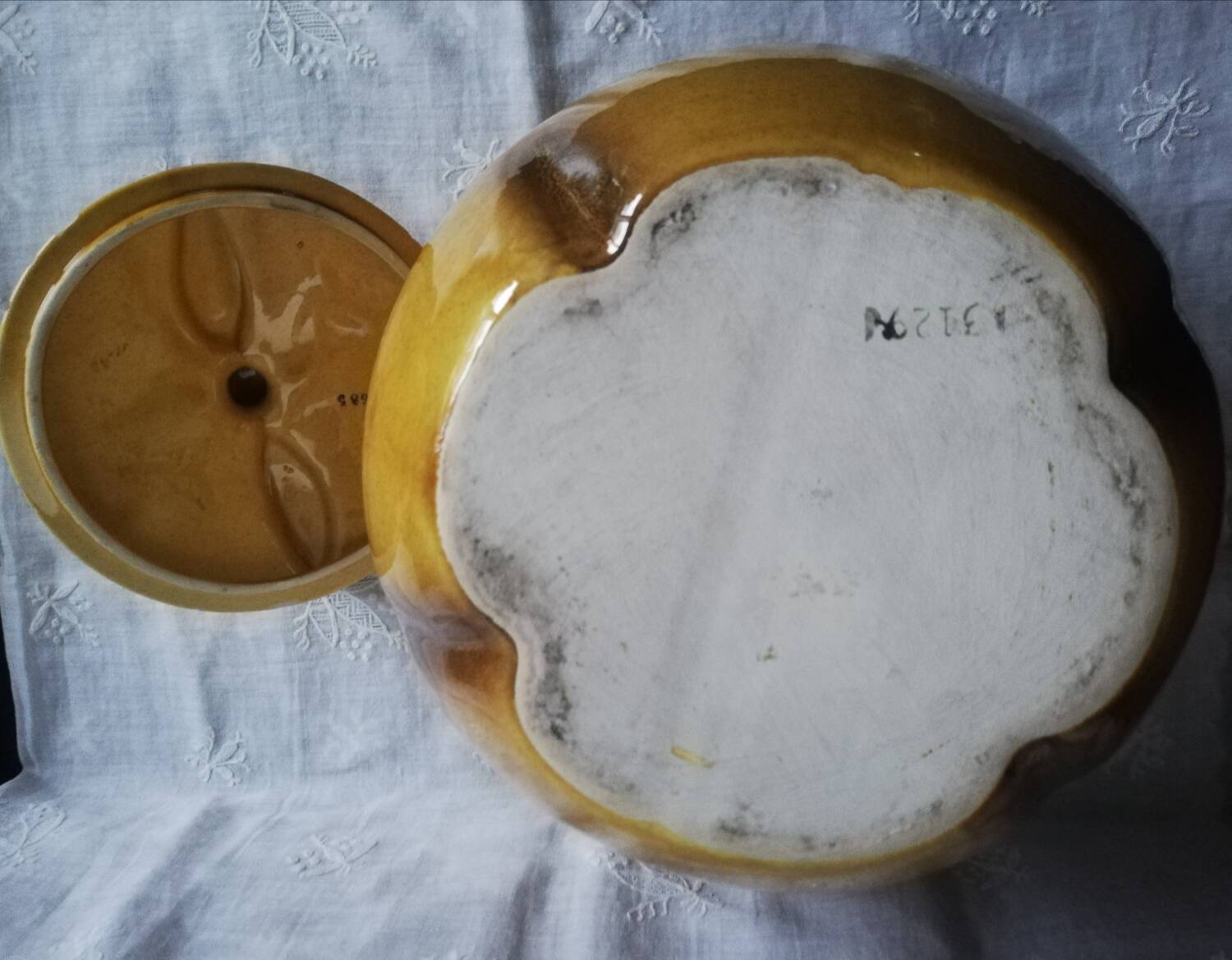 Ceramic salad bowl tureen