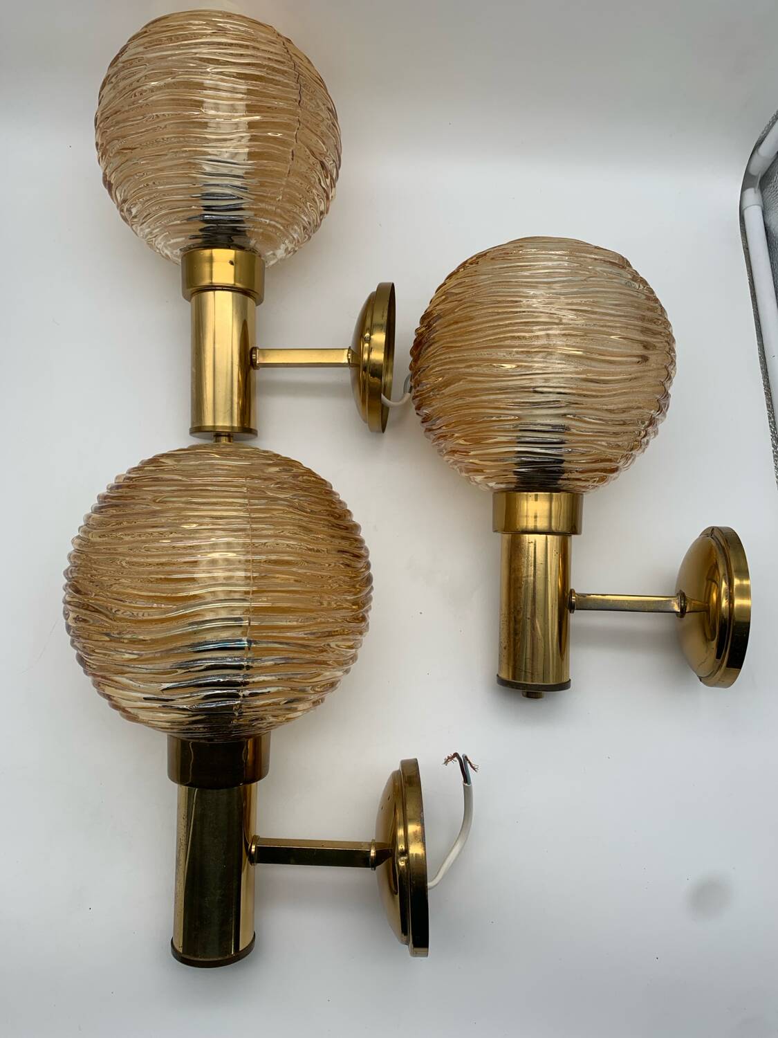 Set de 3 appliques murales globe en verre et métal doré