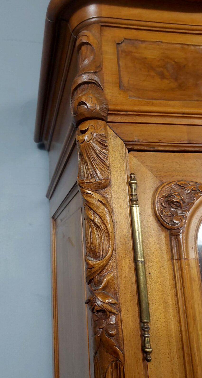 Louis XV wardrobe in walnut with blond patina circa 1880-1900