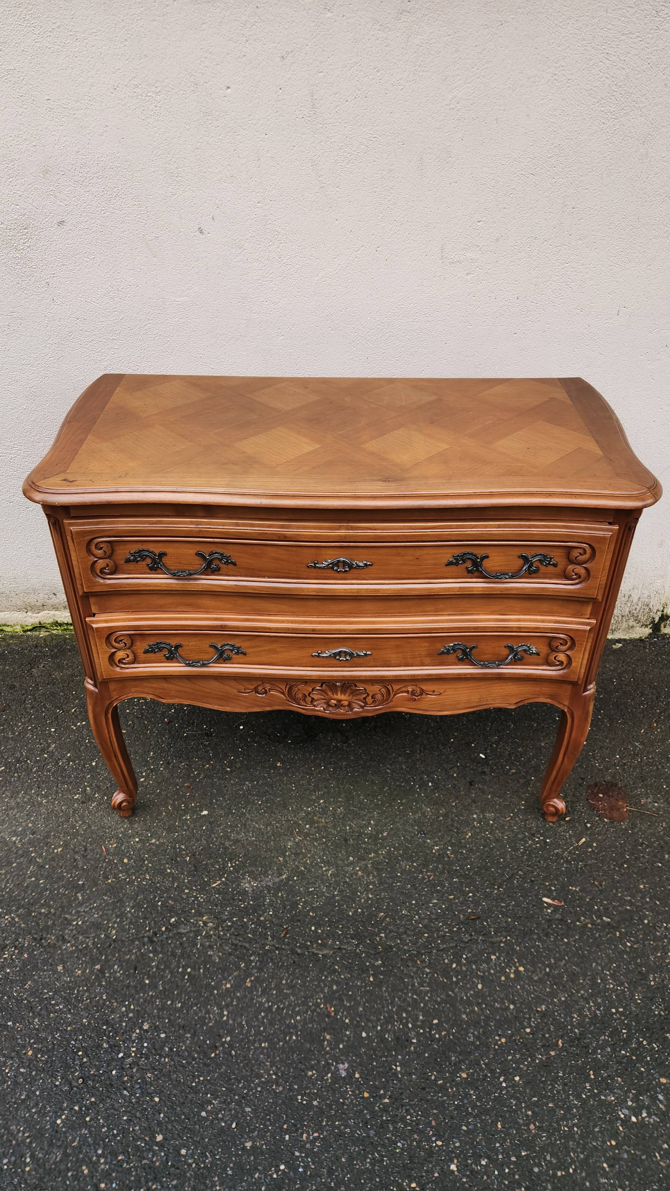 Beautiful vintage wooden chest of drawers with 2 drawers.