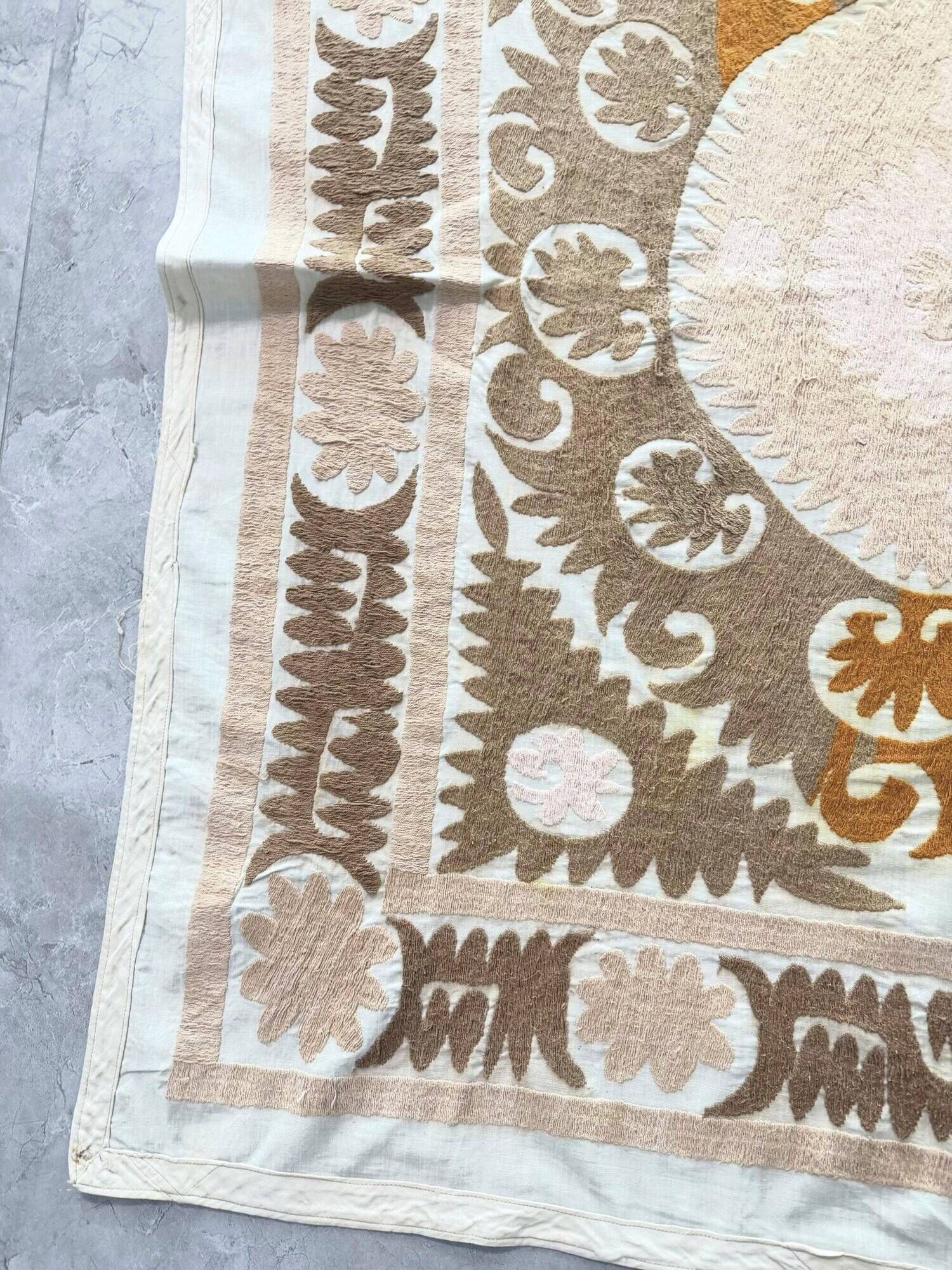 Nappe brodée à la main vintage 120x134 cm
