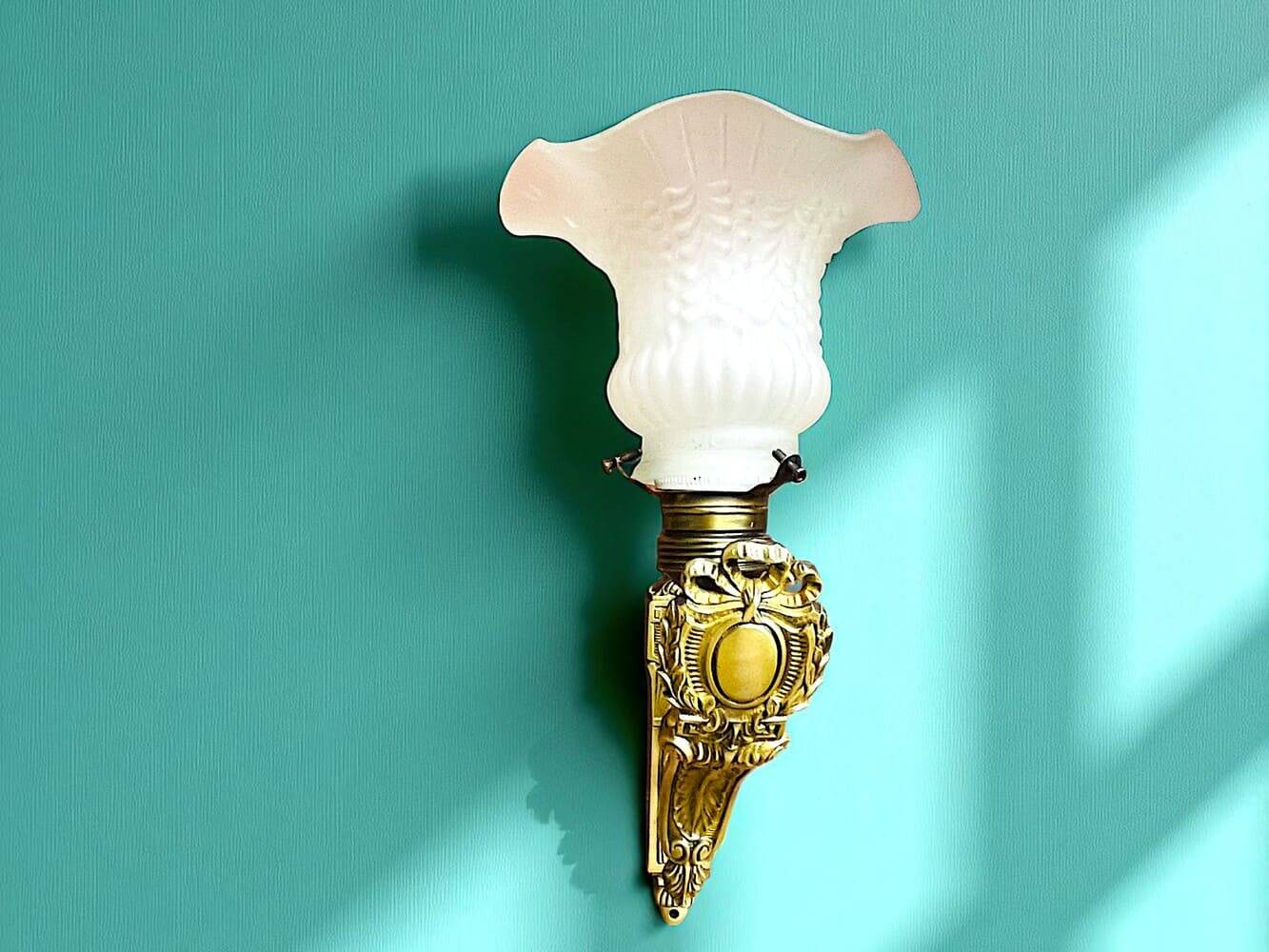 Paire d'appliques murales en laiton de style Art Nouveau