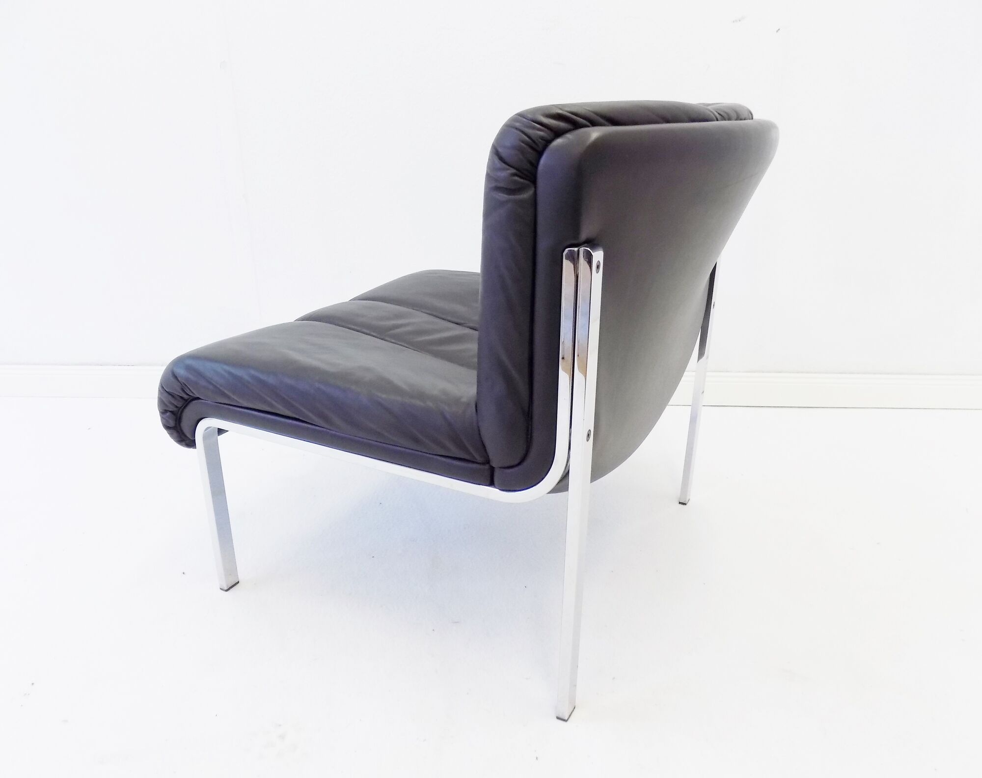 Eurochair set of 2 black leather lounge chairs by Girsberger
