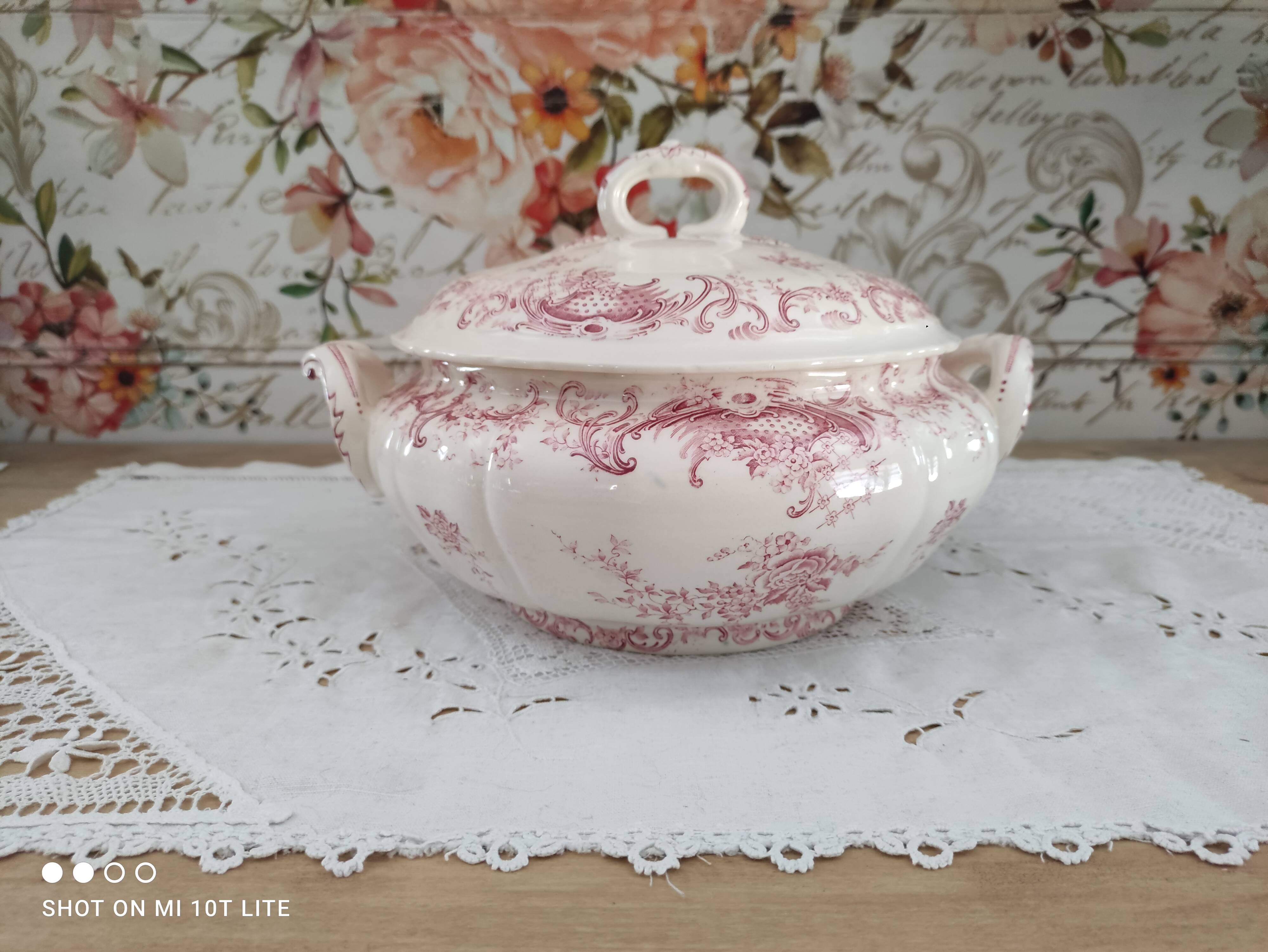 Villeroy & Boch tureen model Valeria red