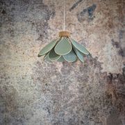 Suspension fleur, modèle Iris, 16 pétales en rotin et lin vert céladon