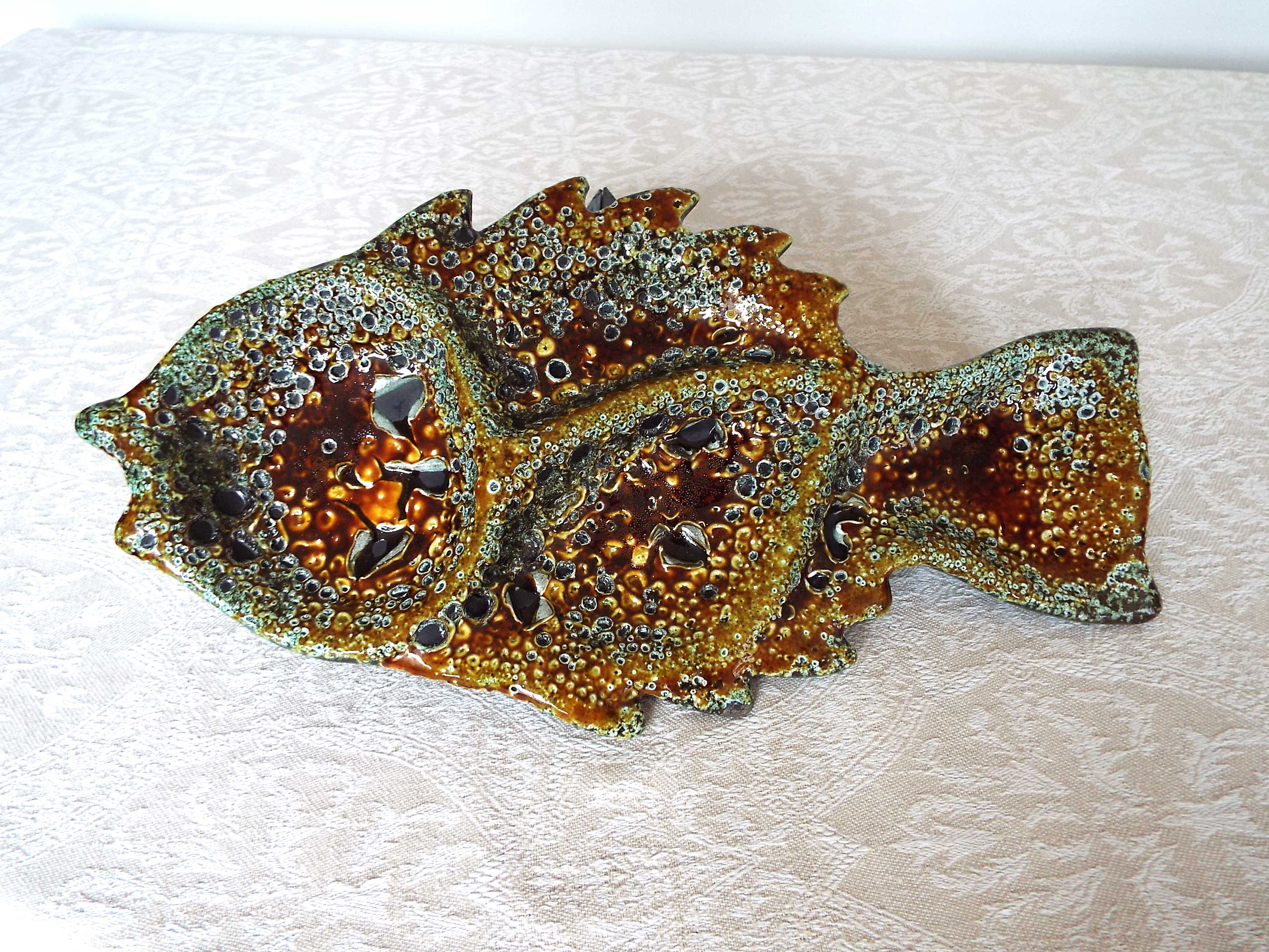 Aperitif dish with fish-shaped compartments