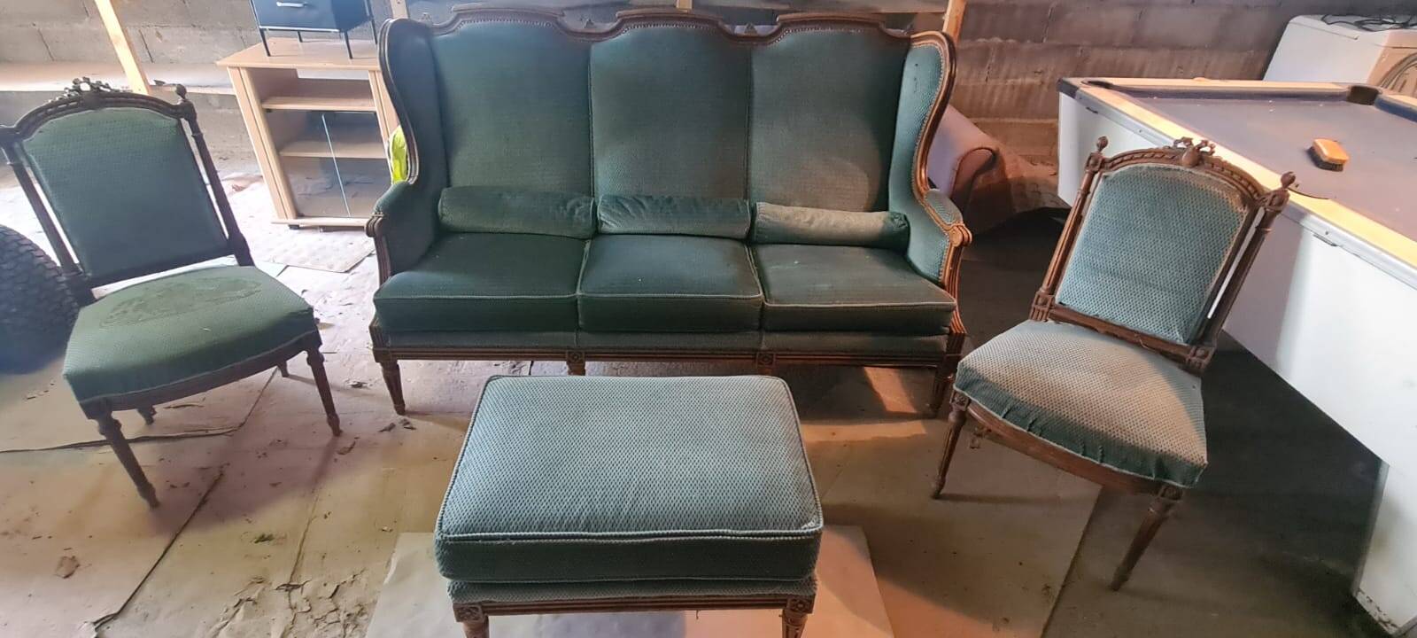 Salon canapé chaises pouf