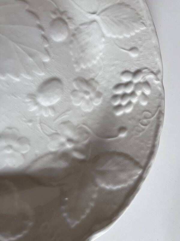 Plat en faïence anglaise Burleigh Davenport relief fraise et feuille vigne