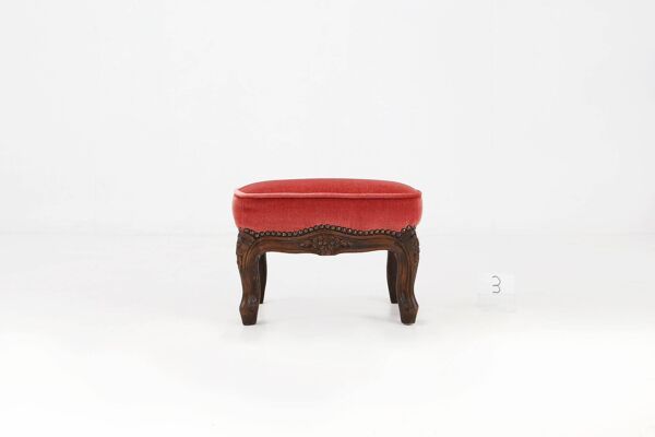 Repose-pieds de style Baroque en bois sculpté et velours corail
