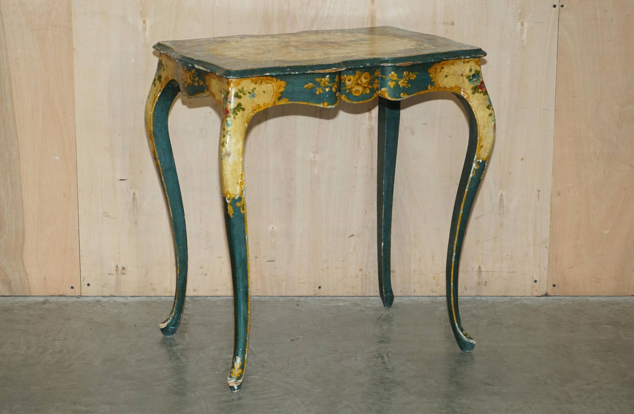 Paire de chaises Regency antiques et table assortie