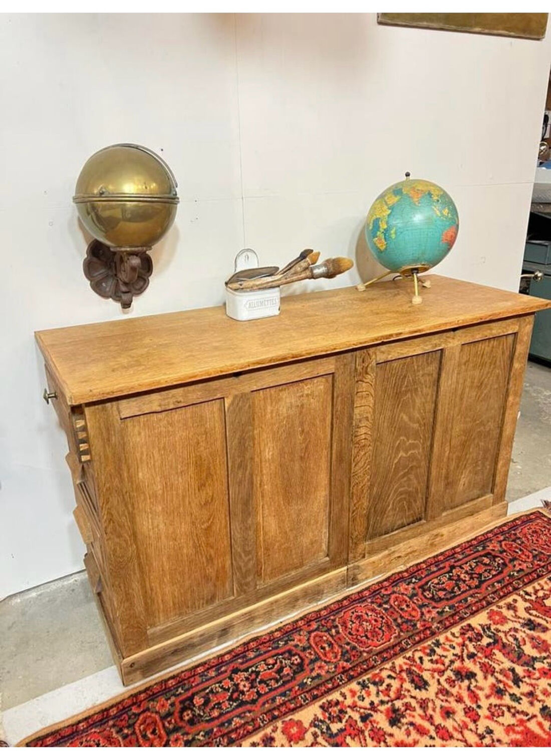 Ancien buffet en chêne à tiroirs