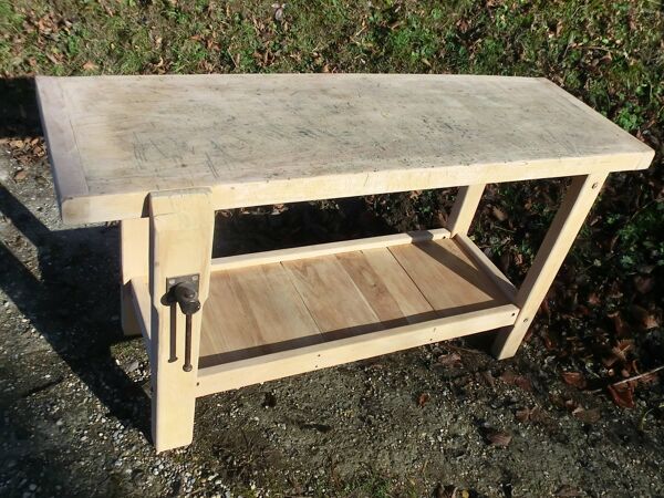 Ancien petit établi de menuisier en bois clair