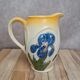 Pichet en barbotine vintage décor iris bleu