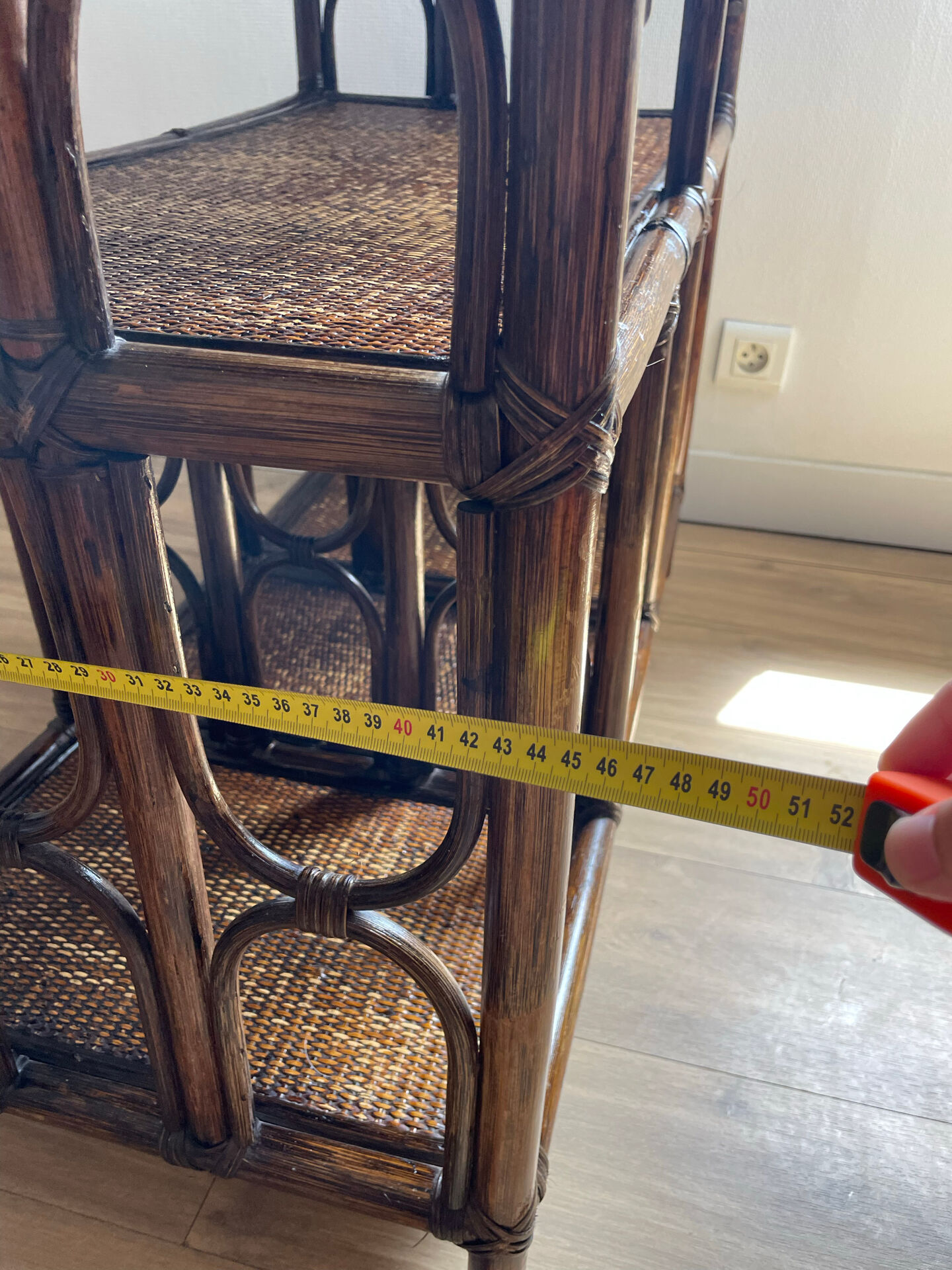 Étagère, console en rotin teinté
