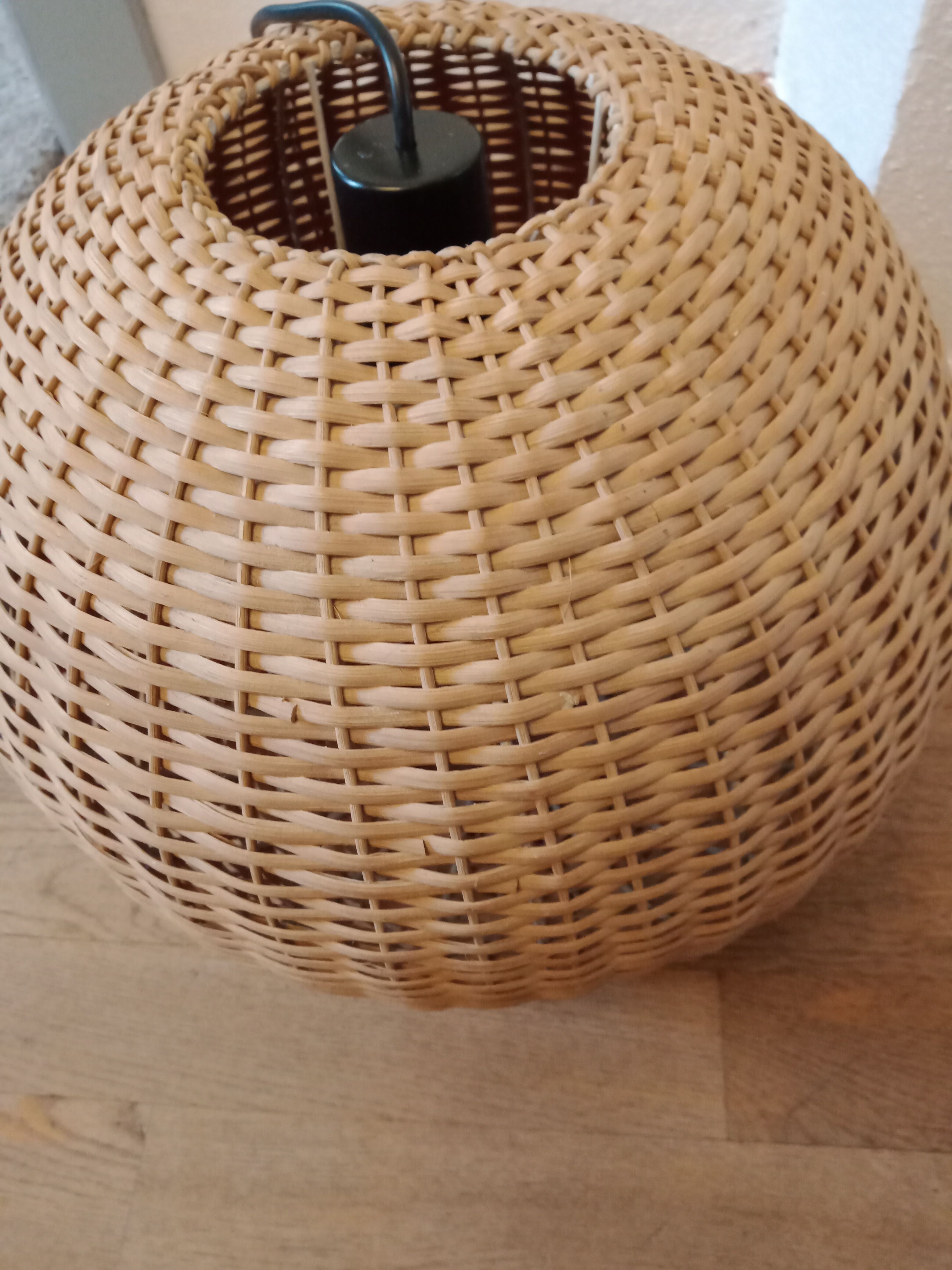 Scandinavian wicker suspension