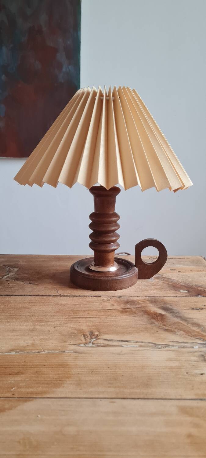 Table lamp in turned wood