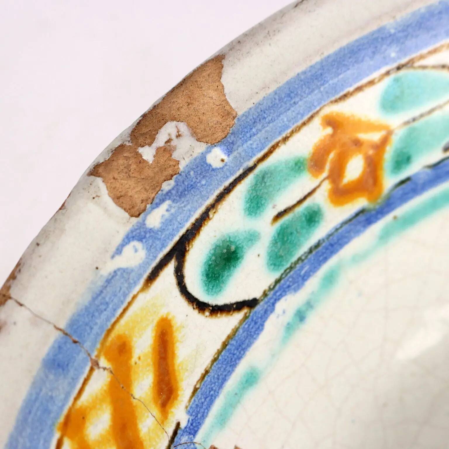 Old majolica bowl from Grottaglie, Italy, 19th century.