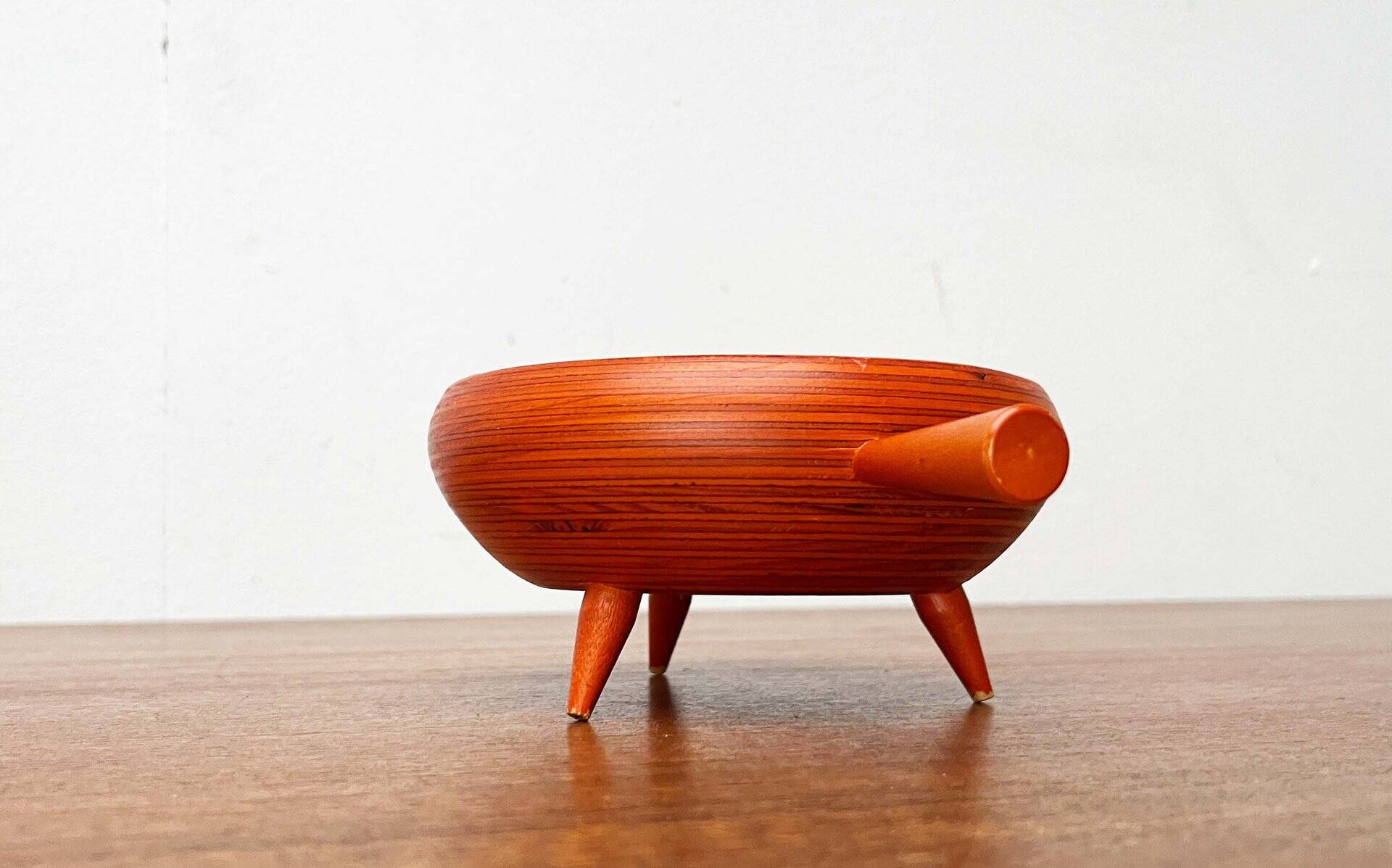 Bol tripode orange moderne du milieu du siècle en bois de Paavo Asikainen, Finlande, 1960s