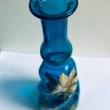 Carafe en verre bleu turc et émaillé, par Théodore Legras, XIXe.
