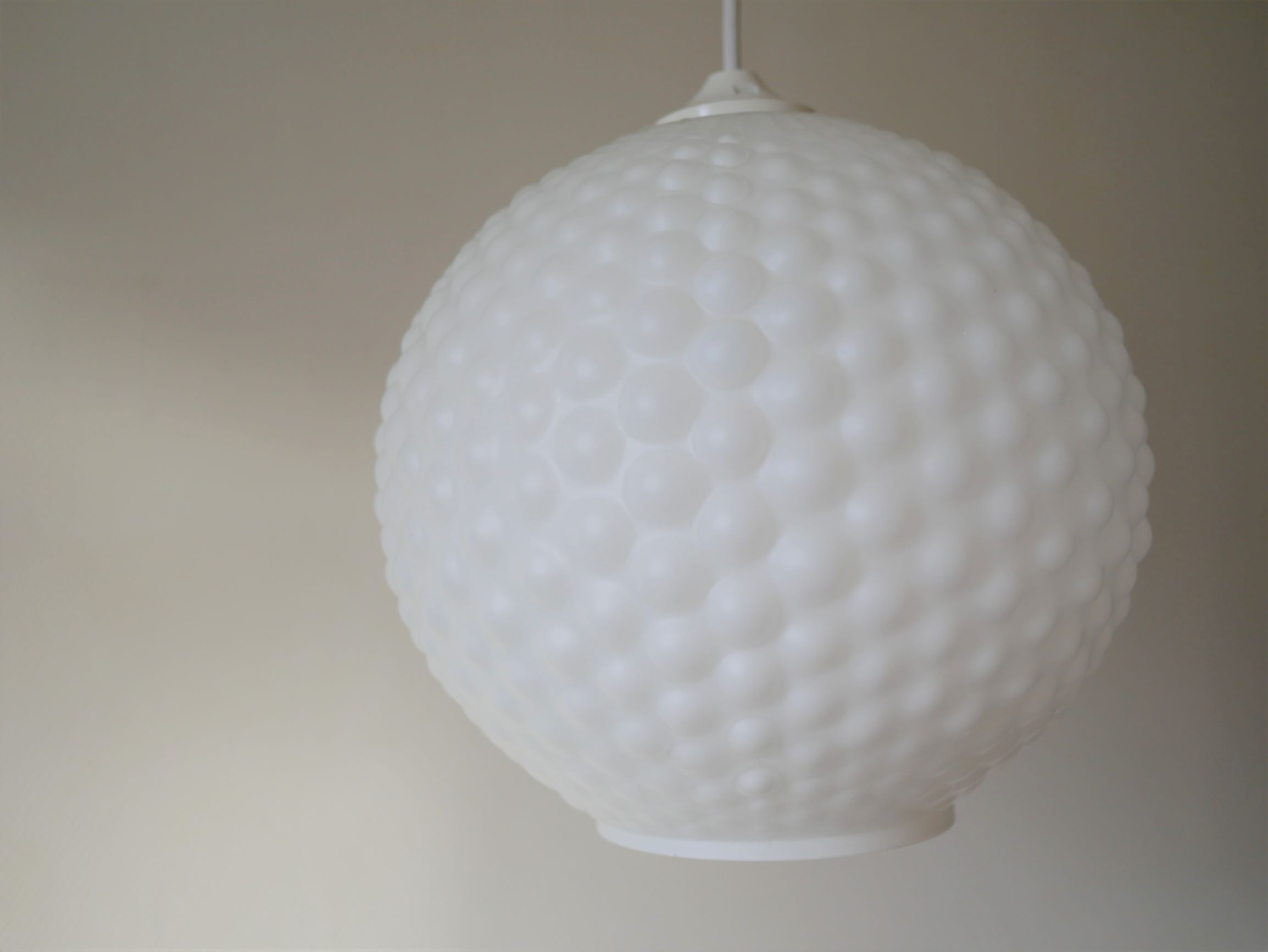 Suspension « boule » vintage en opaline